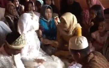 Reaksi emak-emak jengkel dan menabok ganti si perempuan karena kaget. (TikTok/addfjsiis)