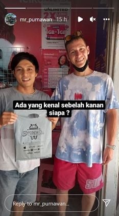 Pebalap Yamaha, Fabio Quartararo saat beli kartu provider lokal di konter HP pinggir jalan di Lombok, Nusa Tenggara Barat (NTB) jelang tes pramusim di Sirkuit Mandalika. [Instagram/@mr_purnawan]