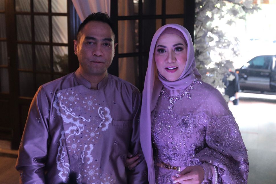 Artis Ferry Irawan dan Venna Melinda bersiap menggelar prosesi lamaran di D’Banquet Pantai Mutiara, Penjaringan, Jakarta, Rabu (9/2/2022). [Suara.com/Angga Budhiyanto]