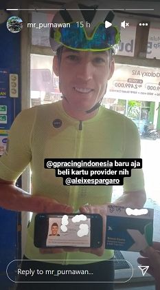 Pebalap tim Aprilia, Aleix Espargaro saat beli kartu provider lokal di konter HP pinggir jalan di Lombok, Nusa Tenggara Barat (NTB) jelang tes pramusim di Sirkuit Mandalika. [Instagram/@mr_purnawan]