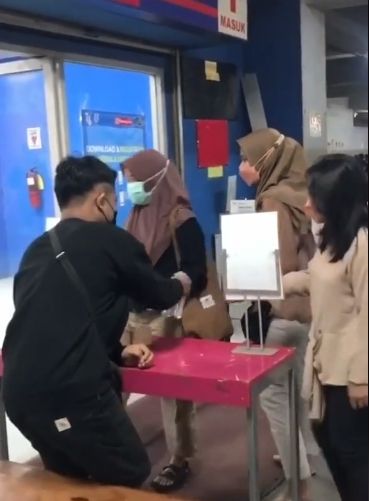 Momen seorang pria pura-pura jadi satpam bikin bengek warga TikTok. (TikTok/dimaslubis14)