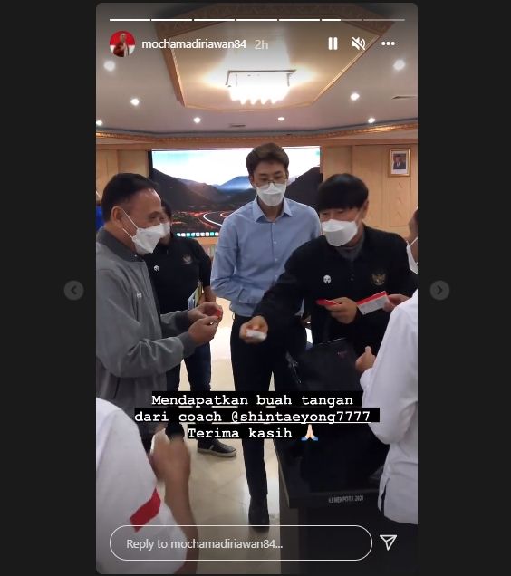 Shin Tae-yong bagikan buah tangan usai pertemuan dengan Ketum PSSI dan Menpora. (Instagram/mochamadiriawan84)