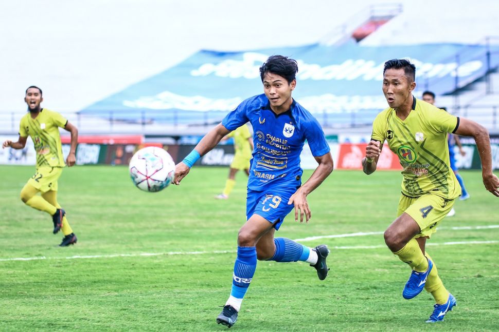 Pemain PSIS Semarang, Adithya Jory mengejar bola di bawah tekanan bek kiri Barito Putera, Miftah Anwar Sani dalam laga pekan ke-24 BRI Liga 1 di Stadion Kapten I Wayan Dipta, Gianyar, Kamis (10/2/2022). [dok psis]