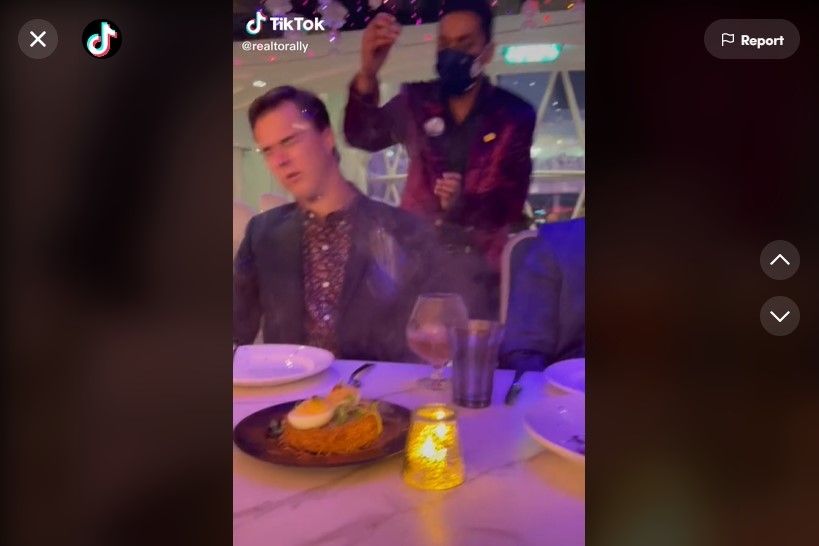 Dinner Mewah di Resto, Lelaki Ini Kena Apes Tertimpa Tutup Piring Sampai Pecah di Kepala. (Dok: TIkTok/