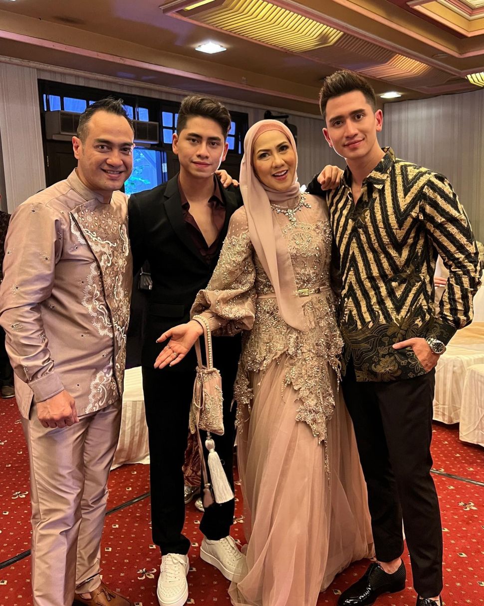 Lamaran Venna Melinda dan Ferry Irawan. [Instagram]