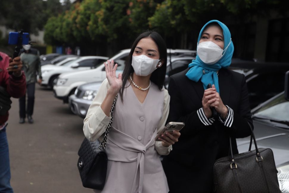 Aktris Ririn Dwi Ariyanti saat ditemui di Pengadilan Agama Jakarta Selatan, Jakarta, Kamis (10/2/2022). [Suara.com/Angga Budhiyanto]