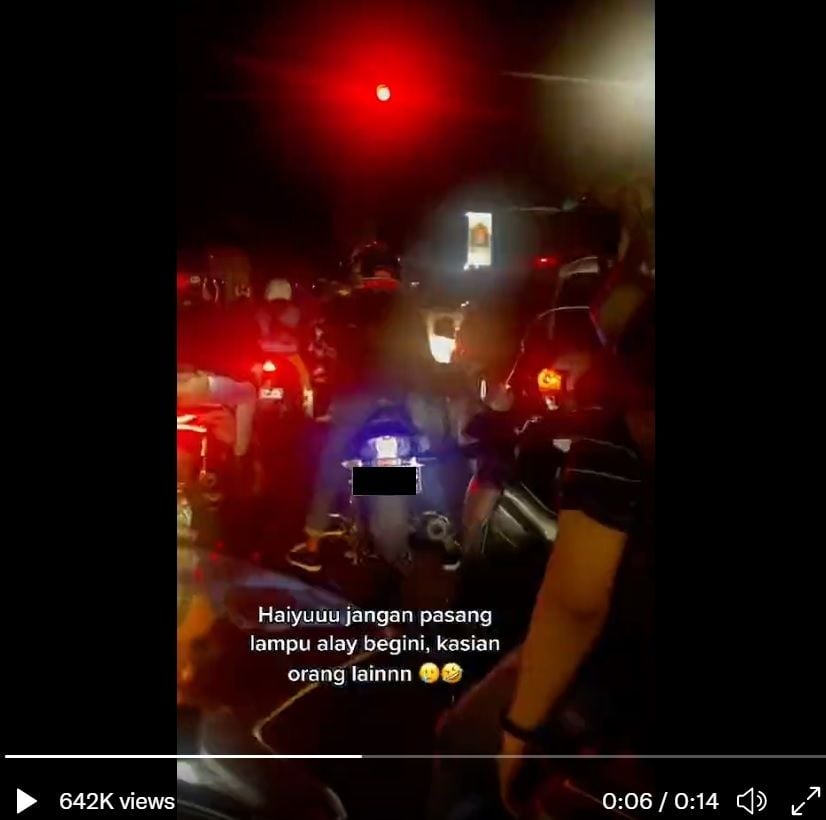 Berhenti di Lampu Merah, Lampu Pemotor Ini Bikin Pengguna Jalan Lain Sakit Mata (twitter/@sopir_idiot)