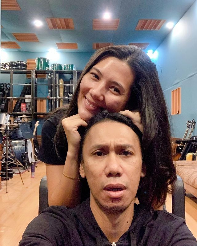 Eross Chandra bersama istri, Sarah Diorita. [Instagram]