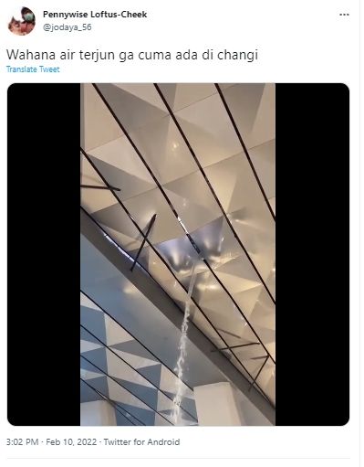 Cuitan seorang warganet mengabadikan momen atap bocor di terminal 3. (Twitter/jodaya_56)