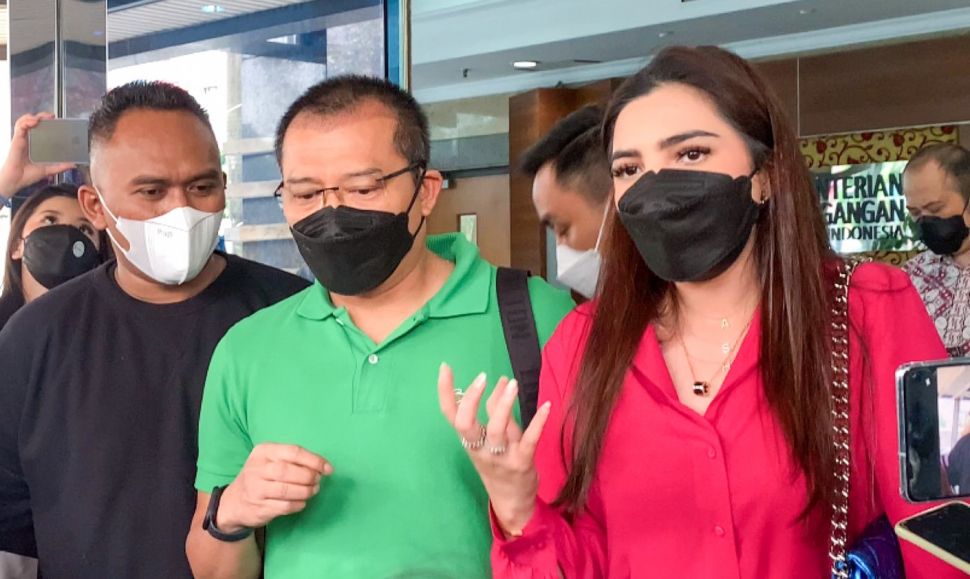 Pasangan selebriti Anang Hermansyah dan Ashanty saat di wawancarai wartawan di gedung Badan Pengawas Perdagangan Berjangka Komoditi (Bappebti), Senen, Jakarta Pusat, Jumat (11/2/2022). [Suara.com/Adiyoga Priyambodo]