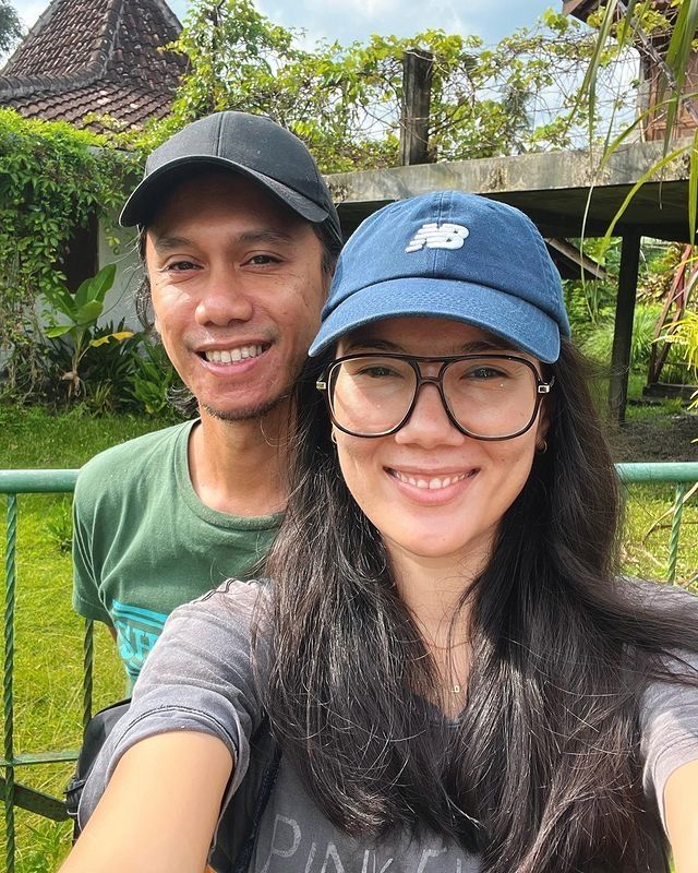 Eross Chandra bersama istri, Sarah Diorita. [Instagram]