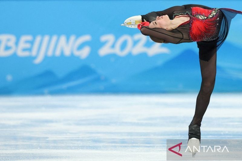 Kamila Valieva dari Komite Olimpiade Rusia beraksi pada nomor Seluncur Tunggal Putri Beregu Seluncur Indah Olimpiade Beijing 2022 di Capital Indoor Stadium, Beijing, China, Senin (7/2/2022). REUTERS/Phil Noble/FOC/djo (REUTERS/PHIL NOBLE)