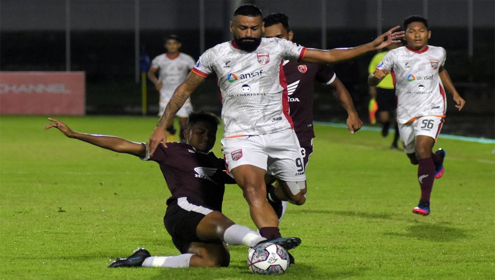 Pesepak bola Borneo FC Francisco Torres (kanan) berebut bola dengan pesepak bola PSM Makassar Ganjar Mukti (kiri) pada pertandingan Liga 1 di Stadion Kompyang Sujana, Denpasar, Bali, Jumat (11/2/2022). [ANTARA FOTO/Nyoman Hendra Wibowo]