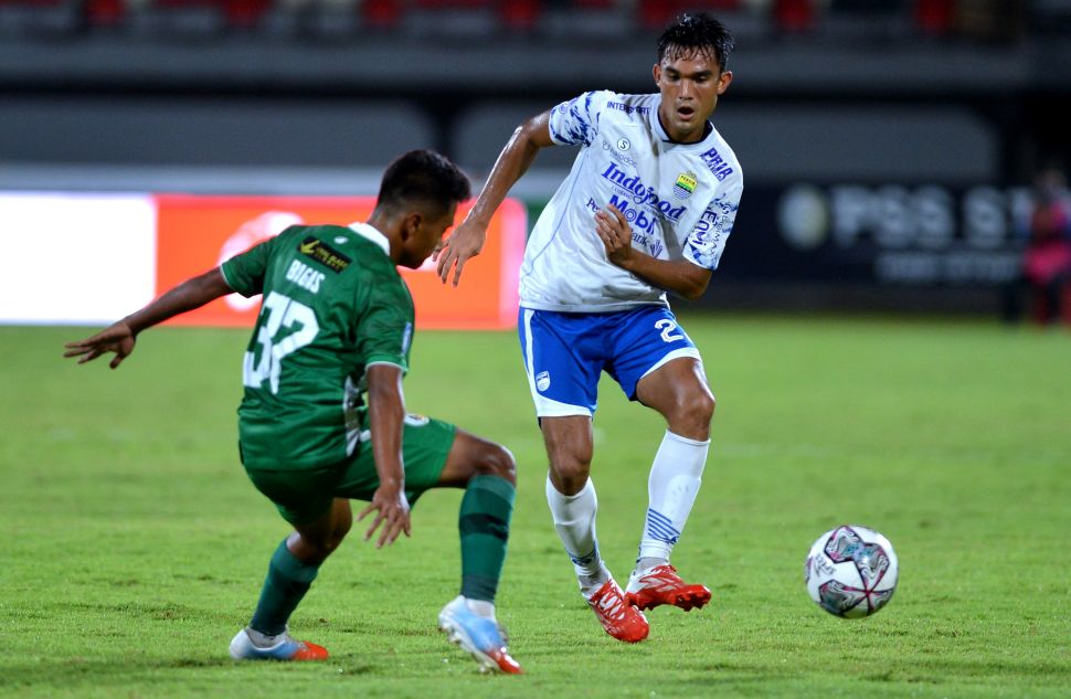 Pesepak bola Persib Bandung Zalnando (kanan) berebut bola dengan pesepak bola PSS Sleman Bagas Umar (kiri) saat pertandingan Liga 1 di Stadion Kapten I Wayan Dipta, Gianyar, Bali, Jumat (11/2/2022). [ANTARA FOTO/Fikri Yusuf]