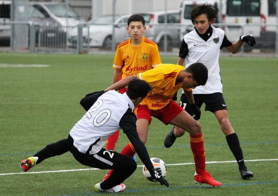 Aski Lionel Nathan Sinathrya latihan sepakbola di International Center of European Football, Prancis. [Instagram]