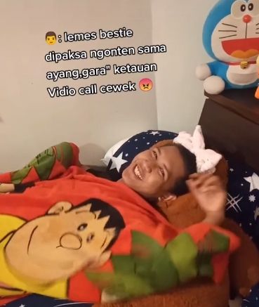 Seorang pria diajak membuat konten video usai ketahuan video call dengan perempuan lain. (TikTok/atiibontott)