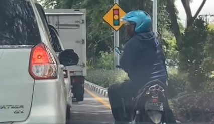 Waspada Modus Pemotor Ketuk Jendela Mobil Buat Minta Uang di Surabaya. (Instagram/@makassar_iinfo)