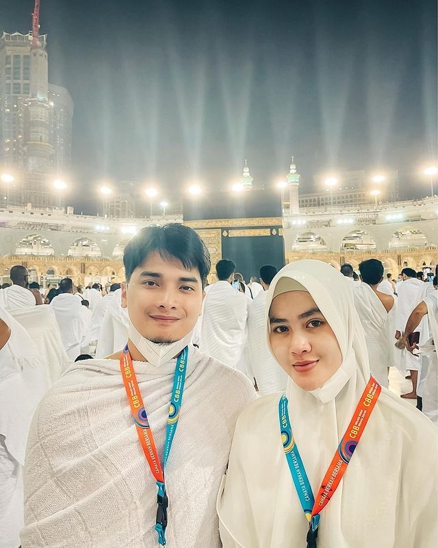 Potret Alvin Faiz dan Henny Rahman umrah saat pandemi. (Instagram/Alvin_411)