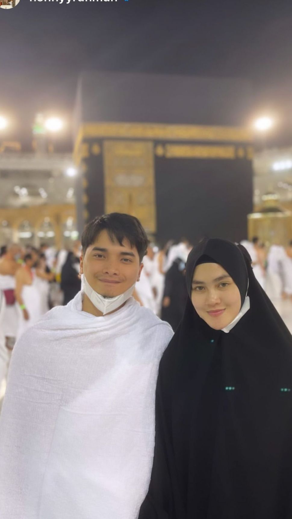 Potret Alvin Faiz dan Henny Rahman umrah saat pandemi. (Instagram/Alvin_411)