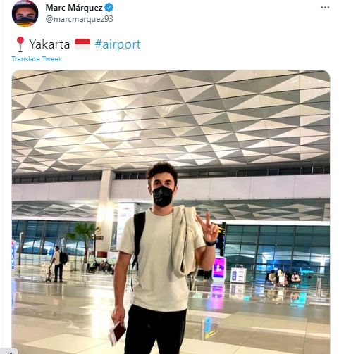 Marc Marquez tiba di bandara Jakarta. [marc marquez / Twitter]