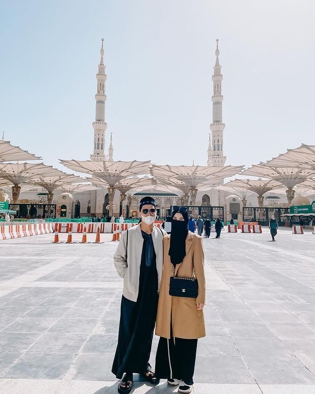 Potret Alvin Faiz dan Henny Rahman umrah saat pandemi. (Instagram/Alvin_411)