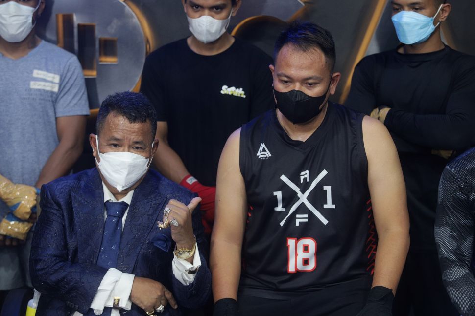 Pengacara Hotman Paris Hutapea dan presenter Vicky Prasetyo memberikan keterangan pers usai beradu tinju (boxing) di United Gym, Cengkareng, Jakarta, Senin (14/2/2022). [Suara.com/Angga Budhiyanto]