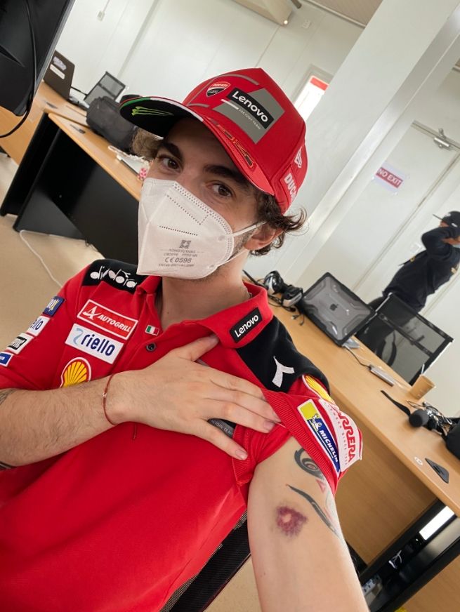 Francesco Bagnaia memar usai melakoni tes pramusim MotoGP Mandalika. (Twitter)