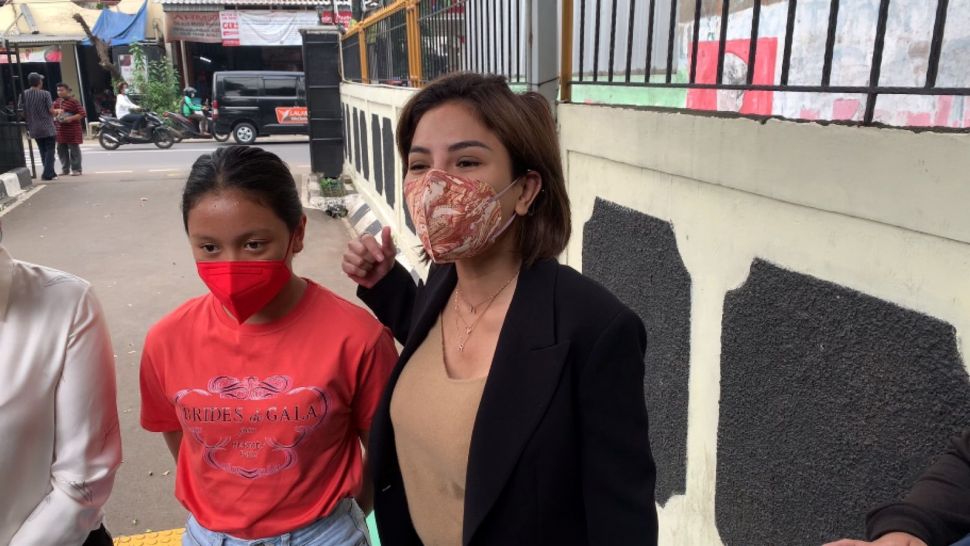 Nikita Mirzani dan Laura Meizani Nasseru Arsy alias Loly menghadiri sidang kasus pencemaran nama baik dengan terdakwa Indra Tarigan di Pengadilan Negeri Jakarta Selatan, Selasa (15/2/2022). [Adiyoga Priyambodo/Suara.com]