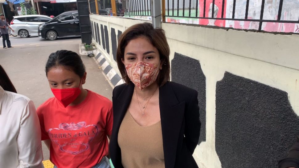 Nikita Mirzani dan Laura Meizani Nasseru Arsy alias Loly menghadiri sidang kasus pencemaran nama baik dengan terdakwa Indra Tarigan di Pengadilan Negeri Jakarta Selatan, Selasa (15/2/2022). [Adiyoga Priyambodo/Suara.com]