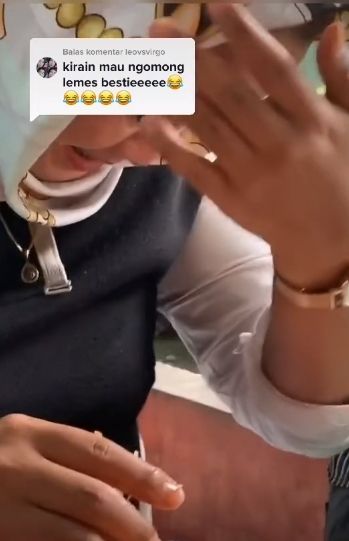 Asik Makan Sambil Ketawa, Wanita ini Tak Sadar Tali BH Menyembul Keluar. (TikTok/chickenchrispy)