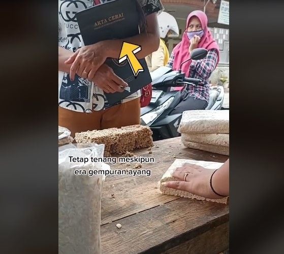 Bawa dokumen penting saat beli tempe (tiktok.com/@khusnulmbakinul)