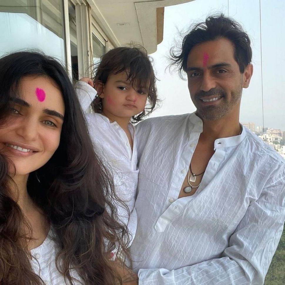 Arjun Rampal bersama Gabriella Demetriades dan putra mereka, Arik. [Instagram]