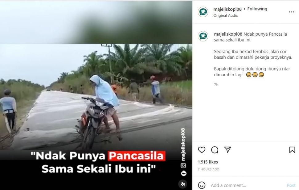 Cor-coran Jalan Masih Basah, Ibu-ibu Ini Nekat Terobos sampai Motor Terperosok (Instagram/@majeliskopi08)