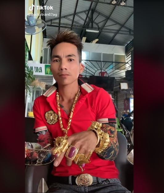 Pria Terobsesi Emas, Pakai Perhiasan Sampai 2 Kg (tiktok.com/ducloitran67ag)