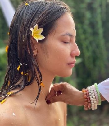 Pevita Pearce sedang jalani ritual. [pevita pearce / Instagram]