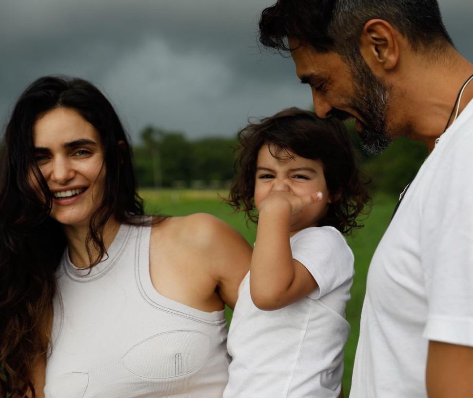 Arjun Rampal bersama Gabriella Demetriades dan putra mereka, Arik. [Instagram]