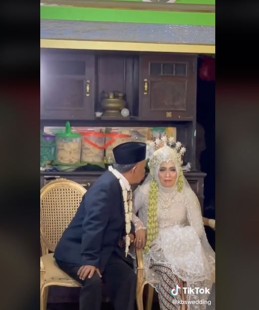 Viral Kakek Menikah dengan Cinta Pertama setelah Menunggu Puluhan Tahun (tiktok.com/kbswedding)