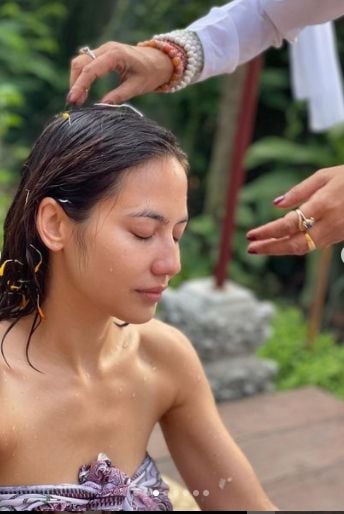 Pevita Pearce sedang jalani ritual. [pevita pearce / Instagram]