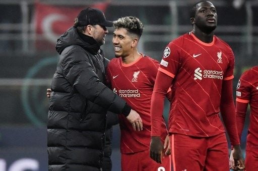 Gestur manajer Liverpool Jurgen Klopp usai mengalahkan Inter Milan di Stadio Guiseppe Meazza dalam pertandingan leg pertama babak 16 besar Liga Champions, Kamis (17/2/2022). [AFP]