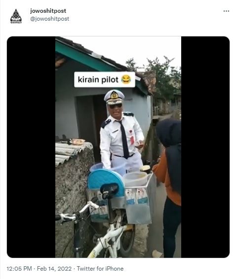 Berpakaian pilot jualan cilok. [Twiter]