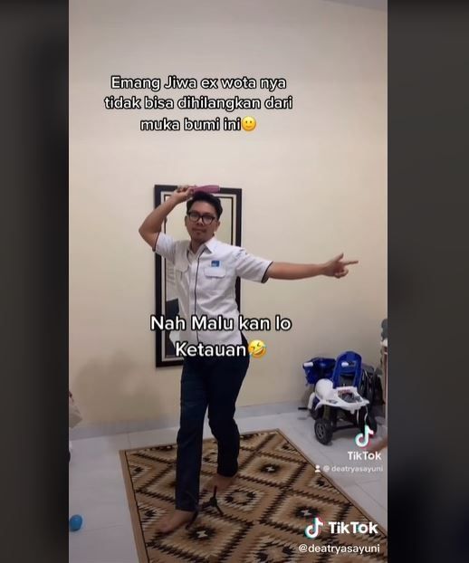 Viral Istri Mainkan Lagu JKT48 di Depan Suami, Reaksinya Jadi Sorotan (tiktok.com/deatryasayuni)