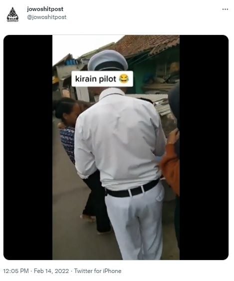 Berpakaian pilot jualan cilok. [Twiter]