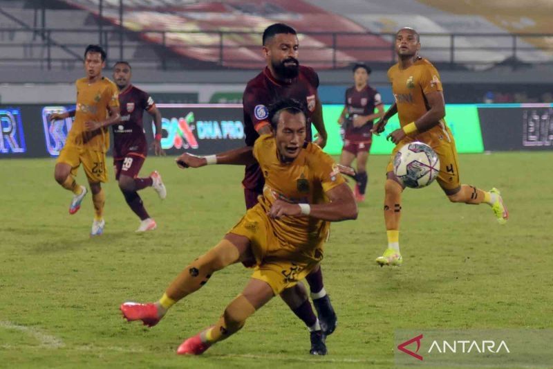 Pesepak bola Borneo FC Francisco Torres (kanan) berebut bola dengan pesepak bola Bhayangkara FC Hansamu Yama (kiri) pada pertandingan Liga 1 di Stadion Kapten I Wayan Dipta, Gianyar, Bali, Rabu (16/2/2022). Pertandingan tersebut berakhir imbang dengan skor 1-1. [ANTARA FOTO/Nyoman Hendra Wibowo/wsj]