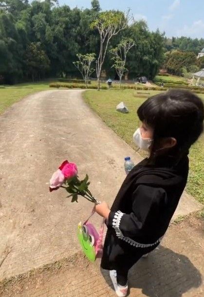 Potret Putri Ririn Ekawati Abigail Cattleya Ziarah ke Makam Ayah Kandung [@ririnekawati]