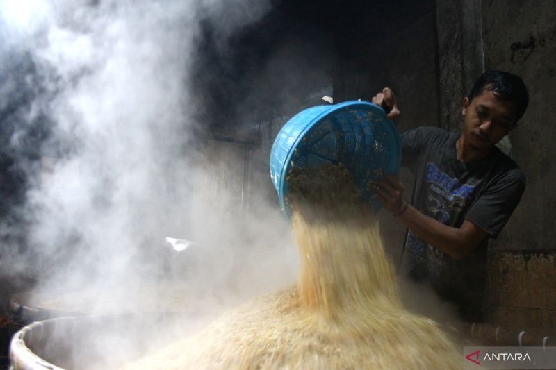 Foto arsip. Pekerja membuat tempe di sentra perajin tempe Sanan, Malang, Jawa Timur, Senin (4/1/2021). [ANTARA FOTO/Ari Bowo Sucipto]