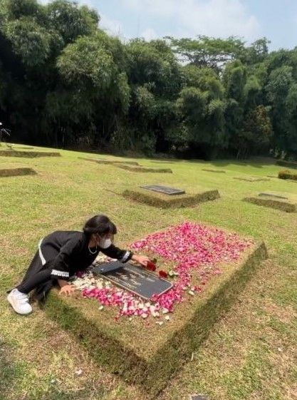 Potret Putri Ririn Ekawati Abigail Cattleya Ziarah ke Makam Ayah Kandung [@ririnekawati]