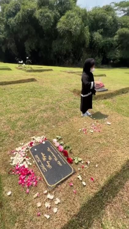 Potret Putri Ririn Ekawati Abigail Cattleya Ziarah ke Makam Ayah Kandung [@ririnekawati]