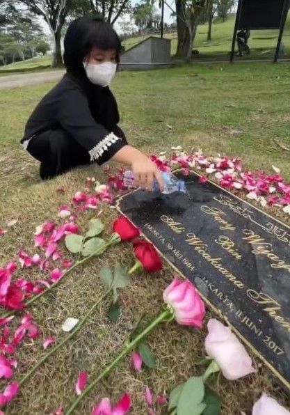 Potret Putri Ririn Ekawati Abigail Cattleya Ziarah ke Makam Ayah Kandung [@ririnekawati]