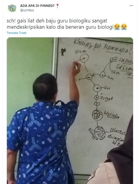 Ajarkan Materi Depan Kelas, Siswa Malah Salfok Baju Batik si Bapak, "Sungguh Menggambarkan Guru Biologi" (Twitter/schfess)