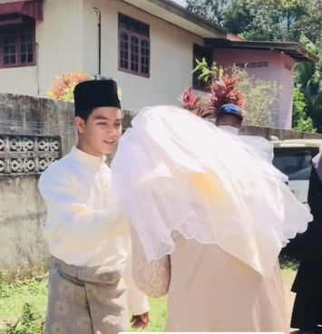 Momen pengantin wanita cium tangan calon suaminya. (TikTok/qiss.moyy_)